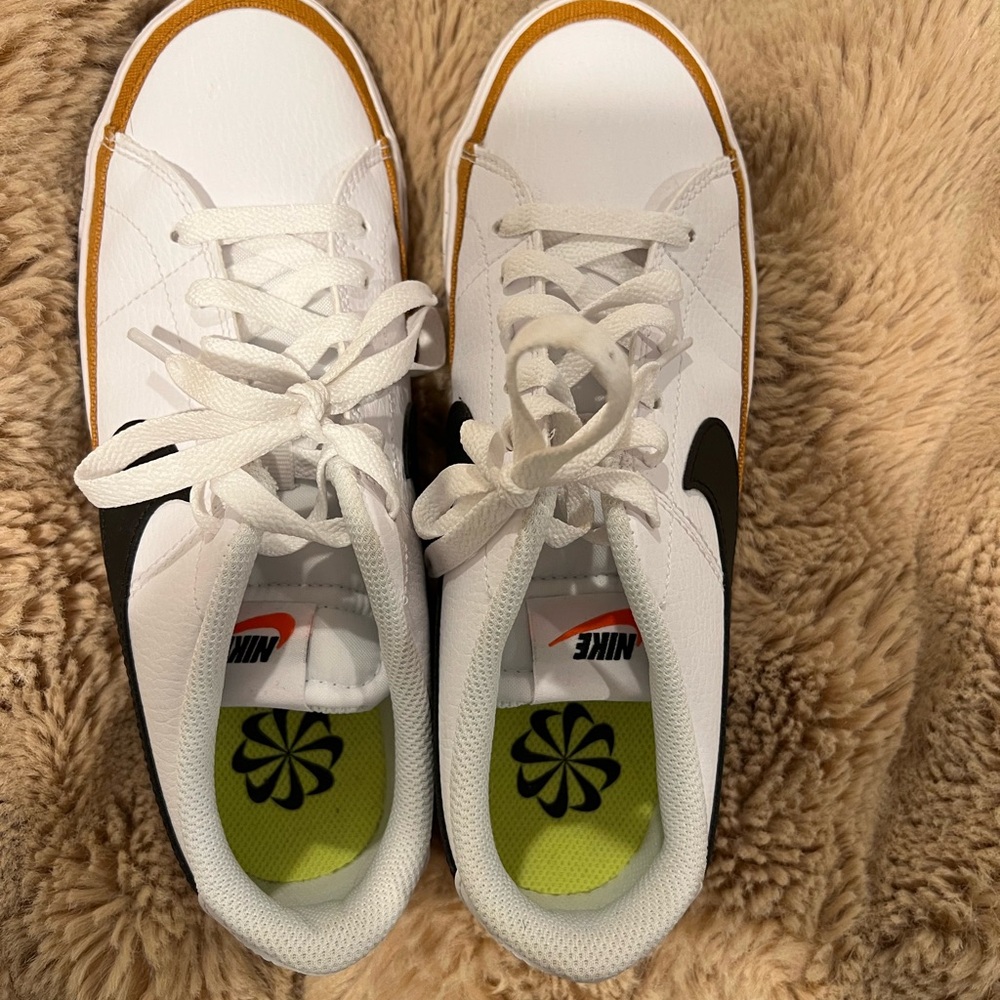 Women’s Nike Court Legacy Sz 8 white/black/gold Like New Condition
